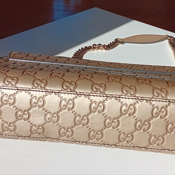 Gucci medium Emily gold embossed shoulder bag - Picture 4 of 16